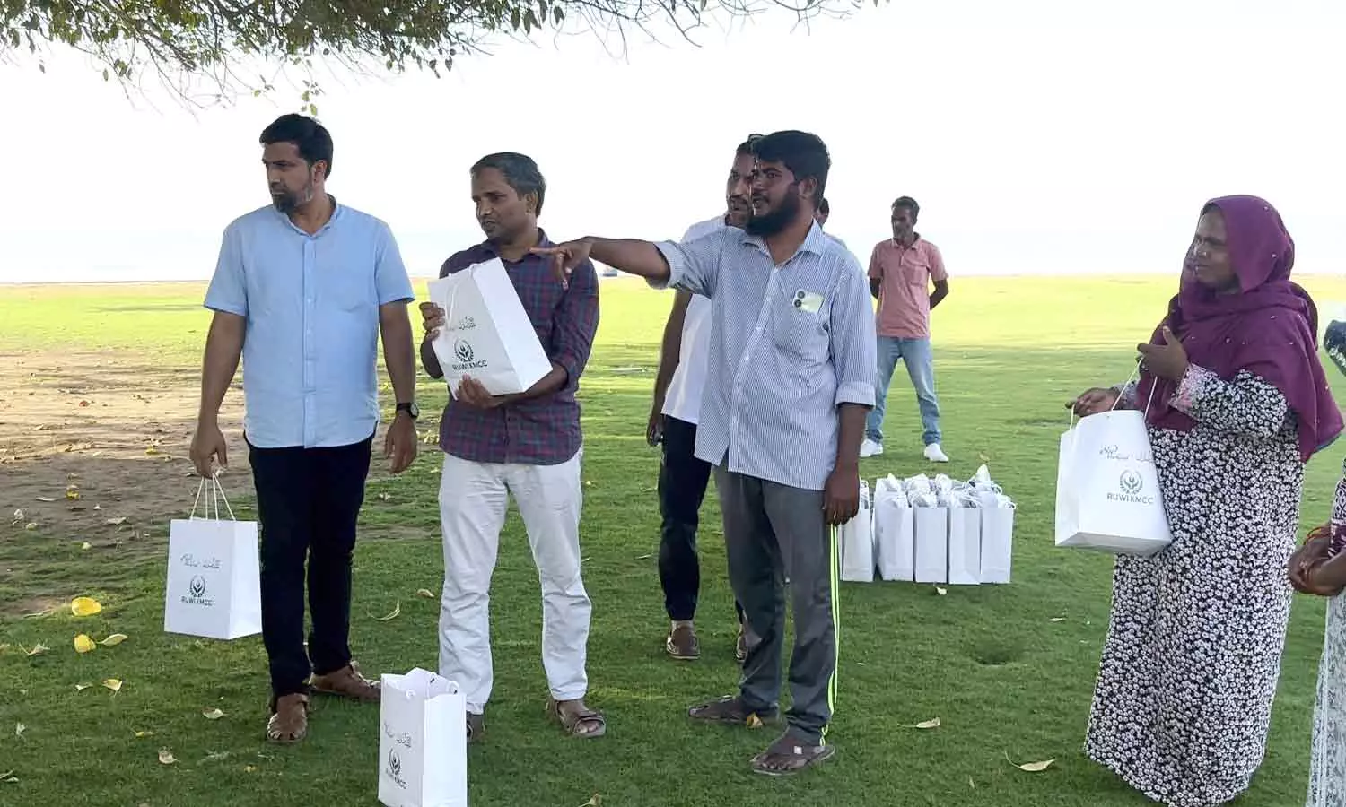 തൊഴിലാളികൾക്ക് പെരുന്നാൾ ആശ്വാസവുമായി റുവി കെ.എം.സി.സി തൊഴിലാളികൾക്ക് പെരുന്നാൾ ആശ്വാസവുമായി റുവി കെ.എം.സി.സി