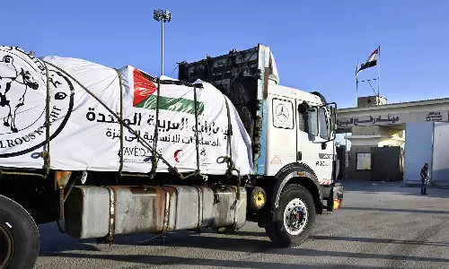 വടക്കൻ ഗസ്സയിലേക്ക് ആദ്യമായി കരമാർഗം ദുരിതാശ്വാസ സാമഗ്രികൾ എത്തിച്ച് യു.എ.ഇ