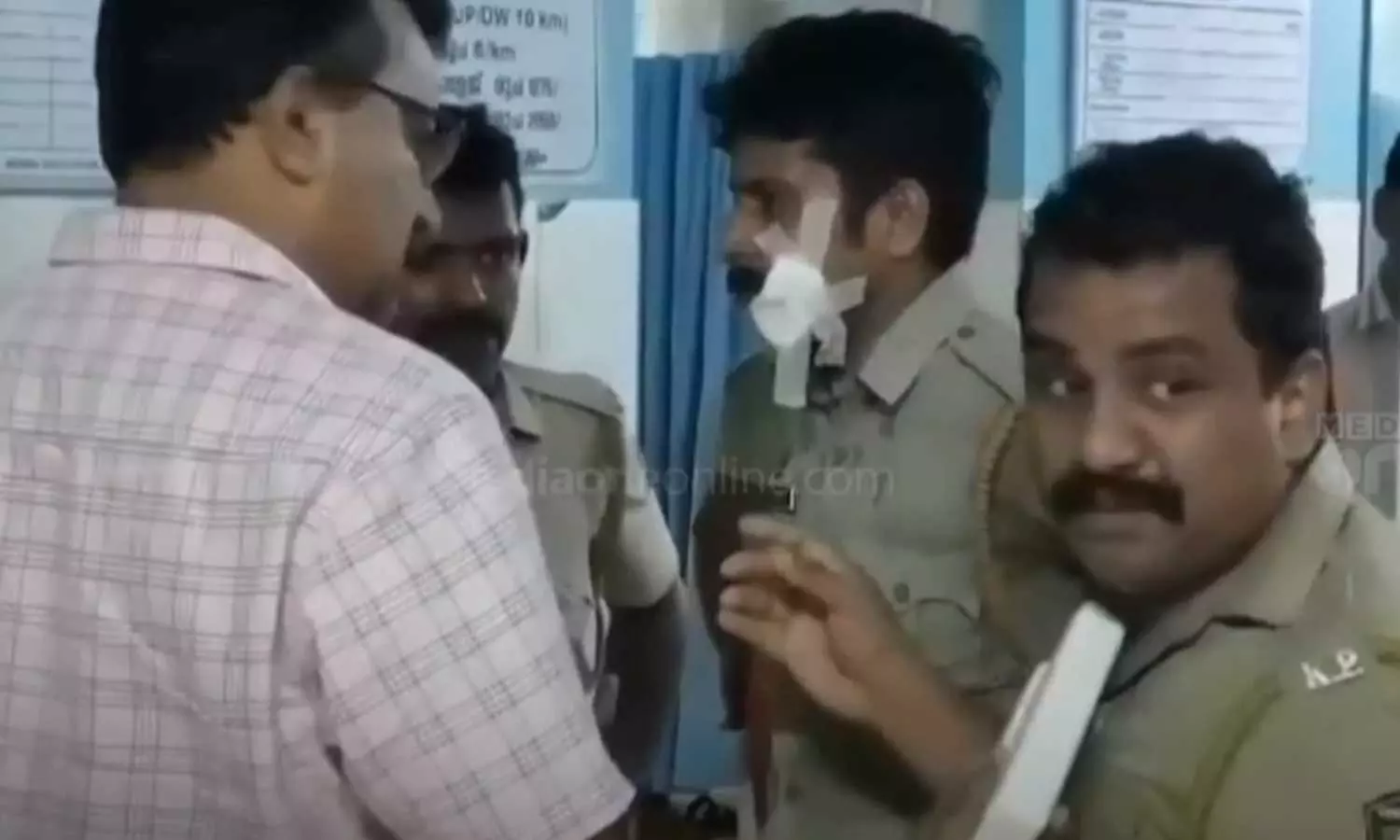 വൈദ്യുതി ഇല്ലാത്തതിനാല്‍ ലൈന്‍ ഓണ്‍ചെയ്യാന്‍ പറഞ്ഞു: കായംകുളത്ത് പൊലീസുകാര്‍ക്ക് നേരെ ആക്രമണം