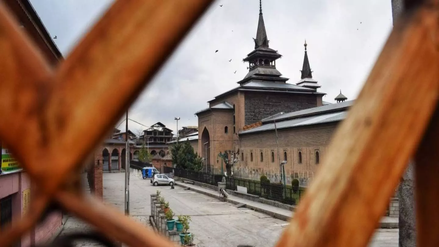 ശ്രീനഗറിലെ ജാമിഅ മസ്ജിദ് പൂട്ടി പൊലീസ്; പെരുന്നാൾ നമസ്കാരത്തിന് അനുമതി നൽകിയില്ല ശ്രീനഗറിലെ ജാമിഅ മസ്ജിദ് പൂട്ടി പൊലീസ്; പെരുന്നാൾ നമസ്കാരത്തിന് അനുമതി നൽകിയില്ല