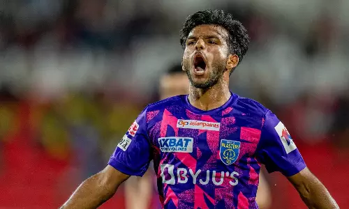 മലയാളിക്കരുത്തില് മഞ്ഞപ്പട; ഹൈദരാബാദിനെതിരെ തകര്പ്പന് ജയം മലയാളിക്കരുത്തില് മഞ്ഞപ്പട; ഹൈദരാബാദിനെതിരെ തകര്പ്പന് ജയം