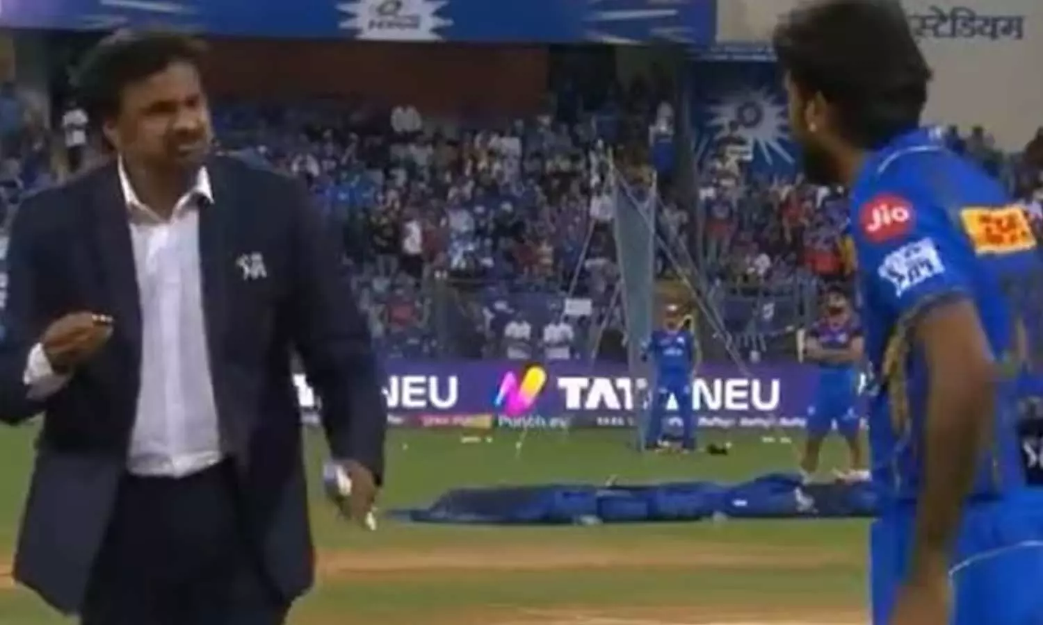 ടോസിൽ കൃത്രിമം? മുംബൈക്കെതിരെ ഗുരുതര ആരോപണവുമായി ആരാധകർ