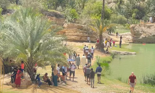 വാദി ബാനി ഖാലിദിൽ പെരുന്നാൾ ആഘോഷിച്ച് ആയിരങ്ങൾ