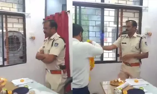 പൊലീസുകാരൻ നന്നായി വരട്ടെ; ഒരു മാസമായിട്ടും കേസിൽ എഫ്‌.ഐ.ആർ എഴുതാതിരുന്ന പൊലീസുകാരനെ  ആരതിയുഴിഞ്ഞ് യുവതി