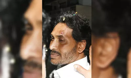 ആന്ധ്രാപ്രദേശ് മുഖ്യമന്ത്രി ജഗന്‍ മോഹന്‍ റെഡ്ഡിക്ക് കല്ലേറിൽ പരിക്ക്