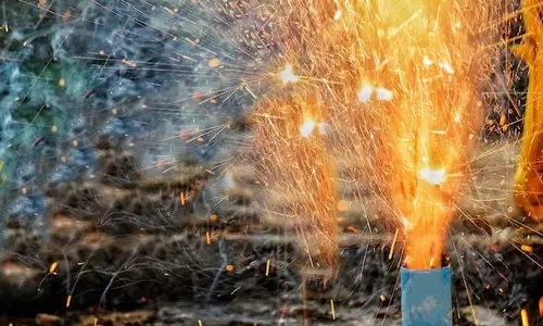 വെടിമരുന്ന് മണക്കുന്ന വിഷു ഓര്‍മകള്‍