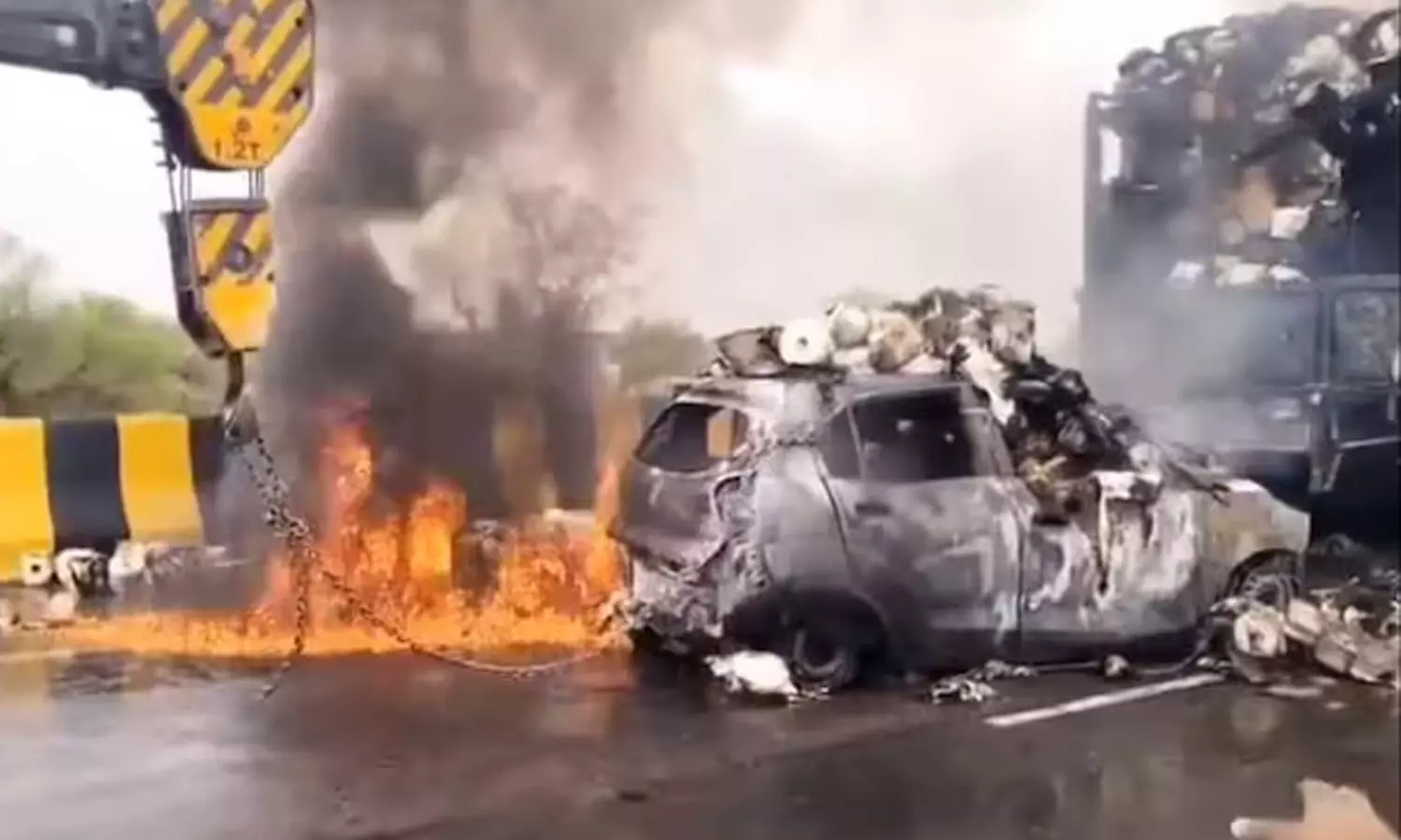 Rajasthan,caraccident, car catches fire,truck ,7 of family dead,രാജസ്ഥാന്‍,കാര്‍ അപകടം,കാറിന് തീപിടിച്ചു,കാറും ട്രക്കും കൂട്ടിയിടിച്ച് അപകടം