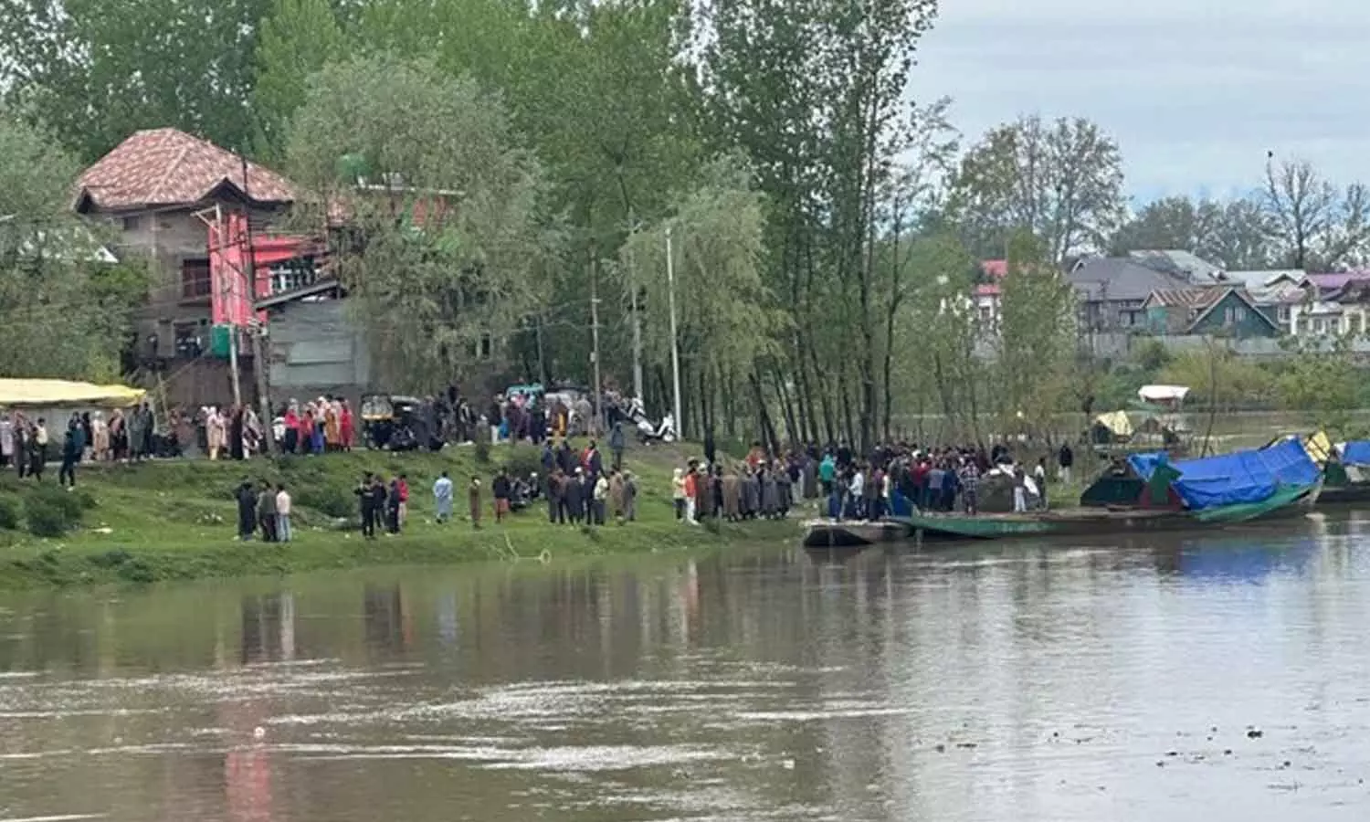 6 Dead, 10 Missing After Boat Overturns In Srinagar