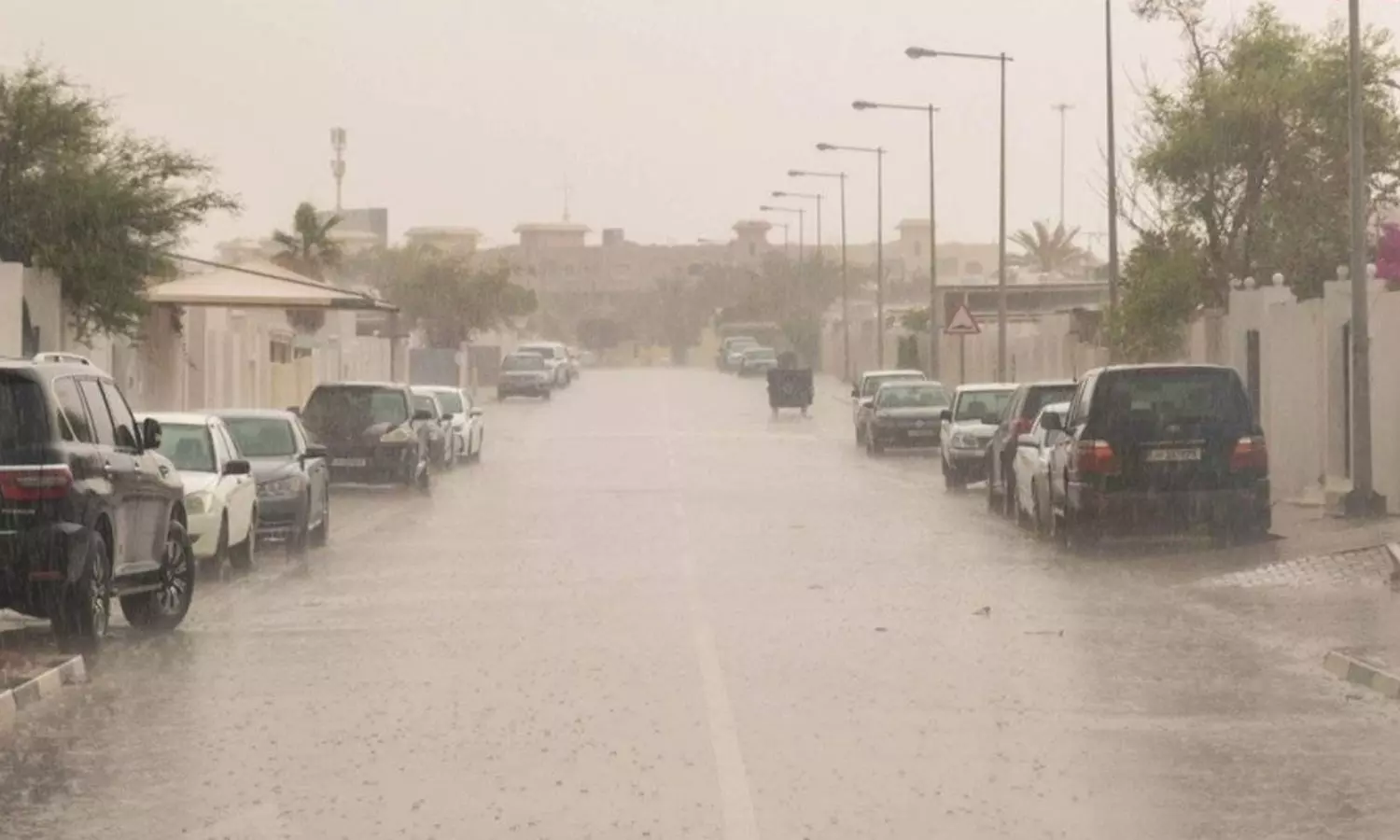 ഖത്തറിൽ വ്യാപകമായി ഇടിയോട് കൂടിയ മഴ ലഭിച്ചു ഖത്തറിൽ വ്യാപകമായി ഇടിയോട് കൂടിയ മഴ ലഭിച്ചു