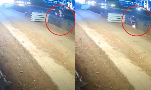 ദേശീയപാതയ്ക്കായി എടുത്ത കുഴിയില്‍ വീണ് ബൈക്ക് യാത്രികന് പരിക്ക്