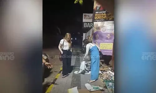 കൊച്ചിയില്‍ ഫലസ്തീൻ ഐക്യദാർഢ്യ ബോർഡുകൾ നശിപ്പിച്ച് വിദേശ വനിതകള്‍