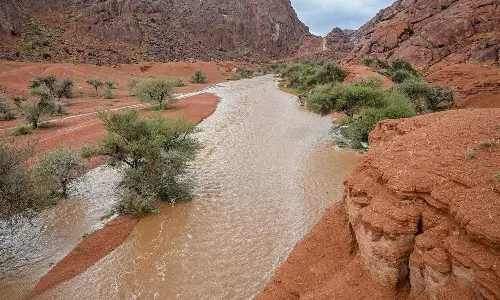 സൗദിയുടെ വിവിധ ഭാഗങ്ങളിൽ കനത്ത മഴ; ജാഗ്രത നിർദ്ദേശവുമായി അധികൃതർ