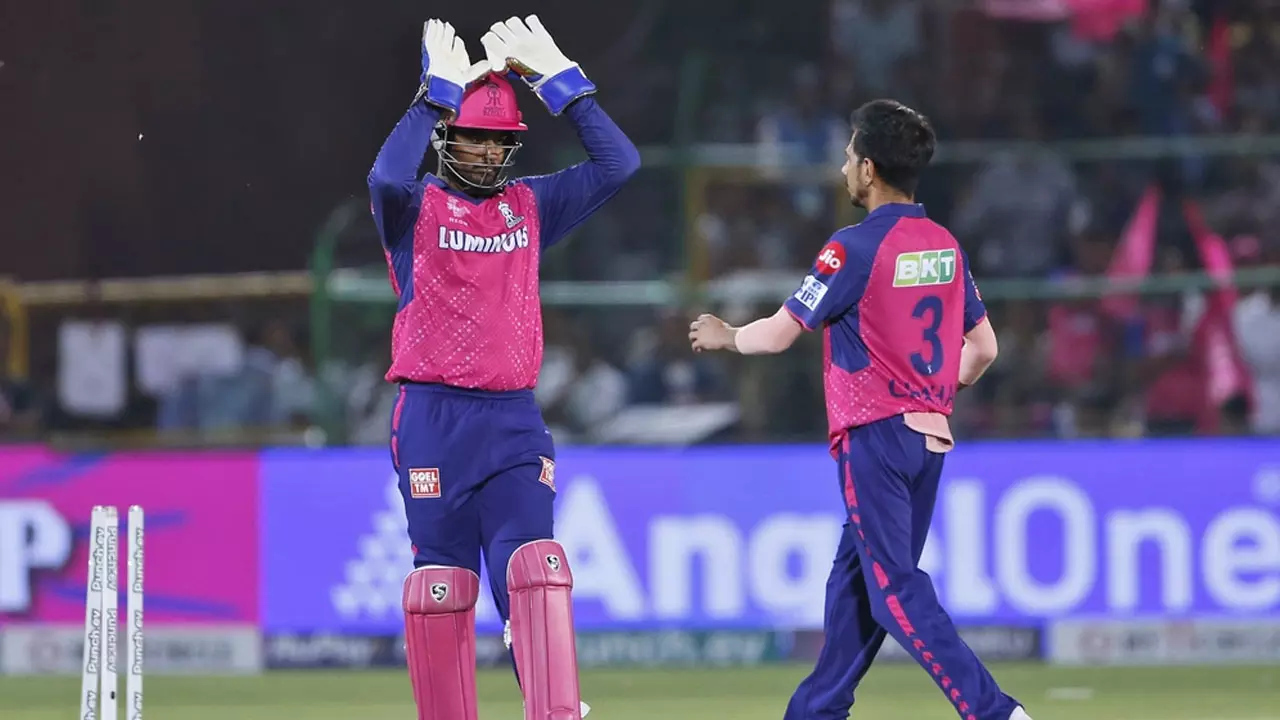 ഇനിയെങ്കിലും പരീക്ഷണങ്ങൾ അവസാനിപ്പിക്കൂ;അശ്വിനെ നേരത്തെ ഇറക്കിയതിൽ സഞ്ജുവിന് വിമർശനം