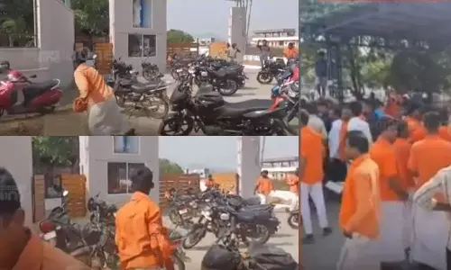 തെലങ്കാനയിൽ സ്കൂളിന് നേരേ ജയ് ശ്രീറാം വിളിച്ച് സംഘ്പരിവാർ ആക്രമണം; മദർ തെരേസാ രൂപം അടിച്ചുതകർത്തു, വൈദികനും മർദനം തെലങ്കാനയിൽ സ്കൂളിന് നേരേ ജയ് ശ്രീറാം വിളിച്ച് സംഘ്പരിവാർ ആക്രമണം; മദർ തെരേസാ രൂപം അടിച്ചുതകർത്തു, വൈദികനും മർദനം