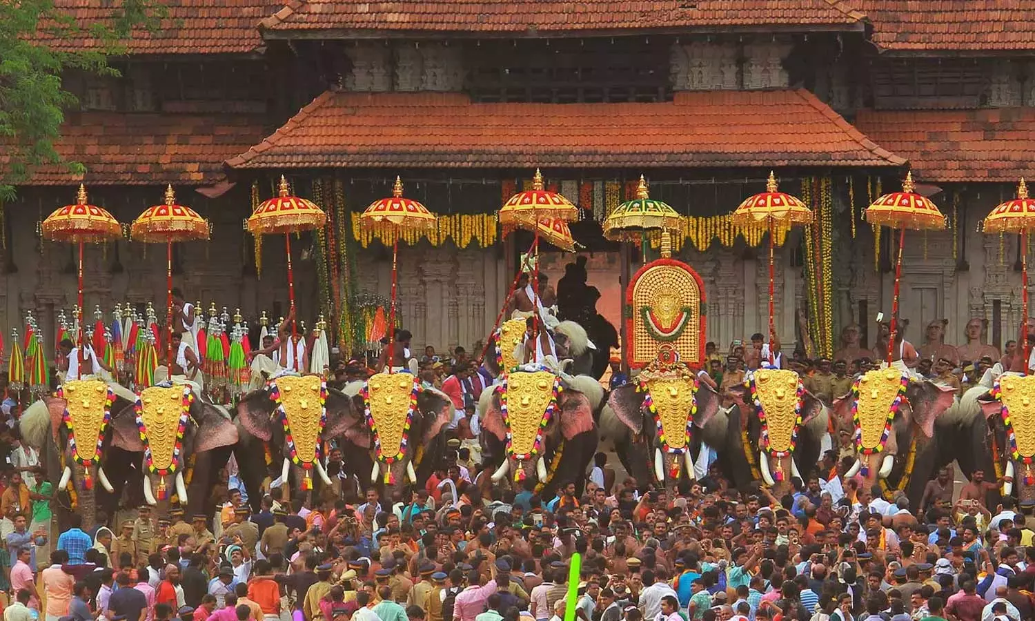 തൃശൂർ പൂരം നിർത്തിവെച്ച് തിരുവമ്പാടി ദേവസ്വം; കാണികളെ പൊലീസ് തടഞ്ഞതിൽ പ്രതിഷേധം തൃശൂർ പൂരം നിർത്തിവെച്ച് തിരുവമ്പാടി ദേവസ്വം; കാണികളെ പൊലീസ് തടഞ്ഞതിൽ പ്രതിഷേധം