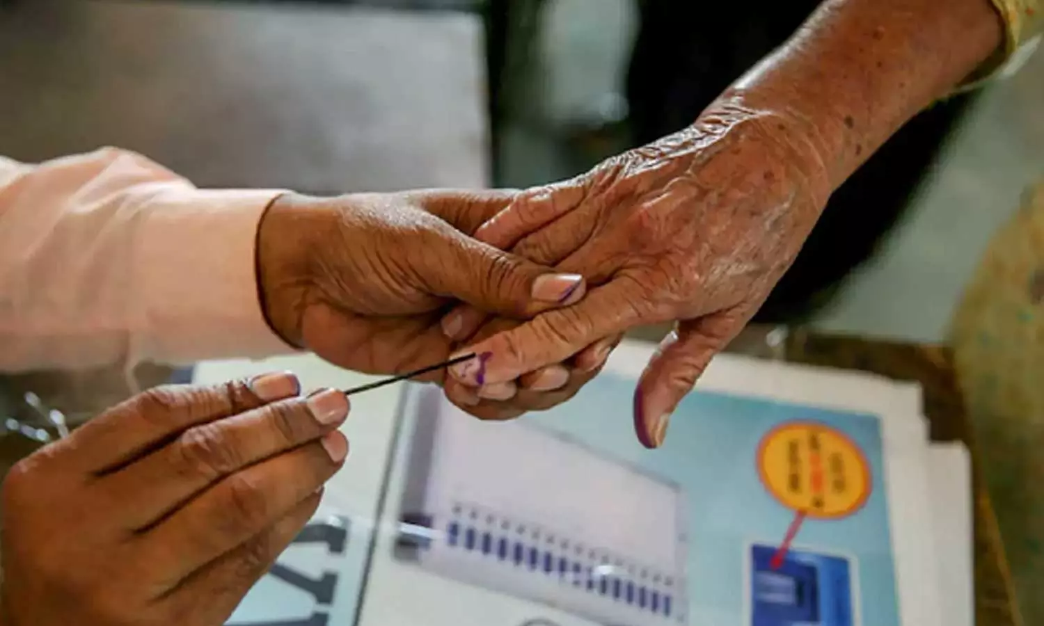 കണ്ണൂരിൽ കള്ളവോട്ടെന്ന് എൽ.ഡി.എഫ് പരാതി; രണ്ട് ഉദ്യോഗസ്ഥർക്ക് സസ്പെൻഷൻ കണ്ണൂരിൽ കള്ളവോട്ടെന്ന് എൽ.ഡി.എഫ് പരാതി; രണ്ട് ഉദ്യോഗസ്ഥർക്ക് സസ്പെൻഷൻ