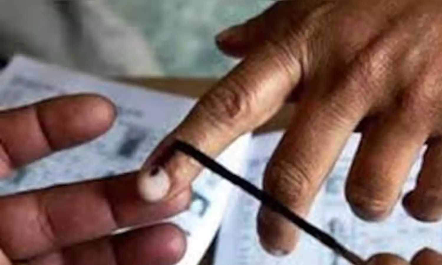 കോഴിക്കോടും കണ്ണൂരും ആള് മാറി വോട്ട് ചെയ്തെന്ന് പരാതി കോഴിക്കോടും കണ്ണൂരും ആള് മാറി വോട്ട് ചെയ്തെന്ന് പരാതി