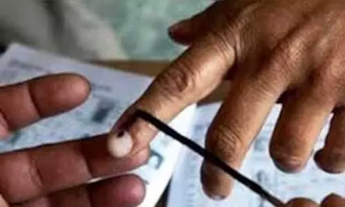 കോഴിക്കോടും കണ്ണൂരും ആള് മാറി വോട്ട് ചെയ്തെന്ന് പരാതി