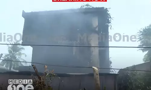 Kozhikode ,Fire,latest malayalam news,കോഴിക്കോട്ട് തീപിടിത്തം,വെള്ളയില്,കാര് സര്വീസ് സെന്ററില് തീപിടിത്തം Kozhikode ,Fire,latest malayalam news,കോഴിക്കോട്ട് തീപിടിത്തം,വെള്ളയില്,കാര് സര്വീസ് സെന്ററില് തീപിടിത്തം