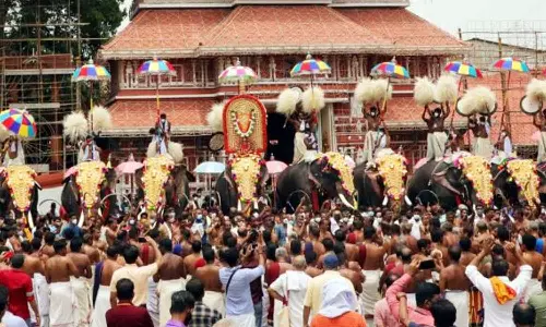 തൃശൂർ പൂരത്തിൽ പ്രതിസന്ധി; സംഘപരിവാർ ഗൂഢാലോചന സംശയിച്ച് സർക്കാർ