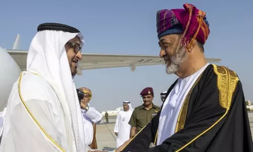 ഒമാൻ ഭരണാധികാരി സുൽത്താൻ ഹൈതം ബിൻ താരിഖിന് അബൂദബിയിൽ ഊഷ്മള വരവേൽപ്
