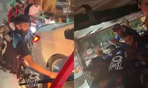 നടുറോഡിൽ കുടുങ്ങിയ മുംബൈ ടീം ബസിന്  രക്ഷകനായി സണ്ണി ഭായ്; കൈയടിച്ച് രോഹിതും സംഘവും-വീഡിയോ