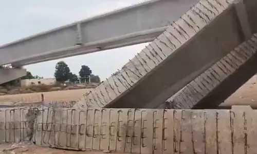 ശക്തമായൊരു കാറ്റ്: തെലങ്കാനയിൽ എട്ടുവർഷമായി നിർമാണത്തിലിരുന്ന പാലം തകർന്നുവീണു