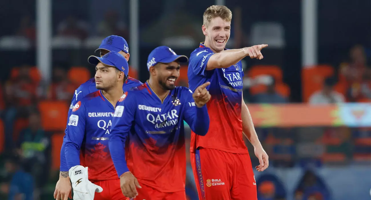 ബെംഗളൂരുവിന് ഗ്രീൻ സിഗ്നൽ; ഹൈദരാബാദിനെ 35 റൺസിന് തകർത്തു, മധുര പ്രതികാരം ബെംഗളൂരുവിന് ഗ്രീൻ സിഗ്നൽ; ഹൈദരാബാദിനെ 35 റൺസിന് തകർത്തു, മധുര പ്രതികാരം