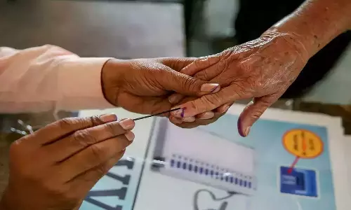 Voter,Polling Booth,palakkad,Election2024,LokSabha2024,വോട്ടര്‍ കുഴഞ്ഞുവീണ് മരിച്ചു,പാലക്കാട്,ലോക്സഭാ തെരഞ്ഞെടുപ്പ്,തെരഞ്ഞെടുപ്പ് വാര്‍ത്തകള്‍,ഇലക്ഷന്‍