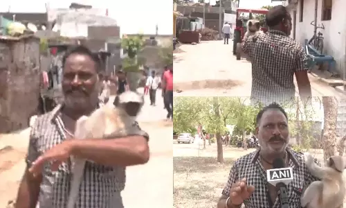 ഇവനെന്റെ മകനെ പോലെ, എങ്ങോട്ട് പോയാലും കൂടെവരും; വളർത്തുകുരങ്ങനുമായി വോട്ട് ചെയ്യാനെത്തി മധ്യവയസ്കൻ