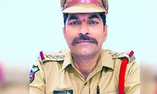 Police inspector celebrates birth day with criminals, suspended