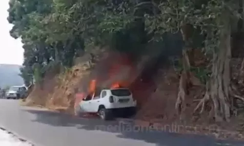 യാത്രക്കിടെ കോഴിക്കോട് കാർ കത്തി നശിച്ചു - വീഡിയോ