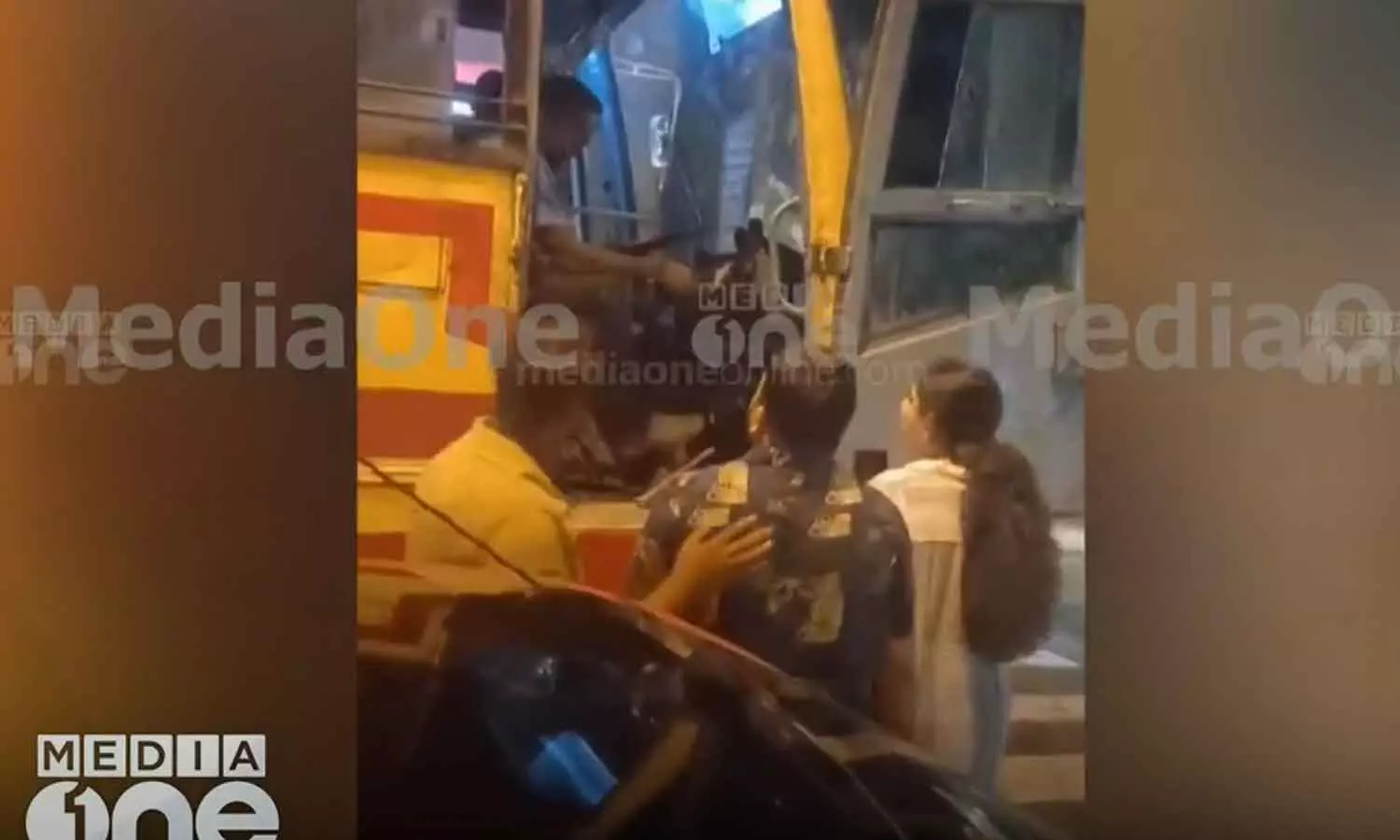 Mayor and ksrtc driver fight thiruvananthapuram Mayor and ksrtc driver fight thiruvananthapuram