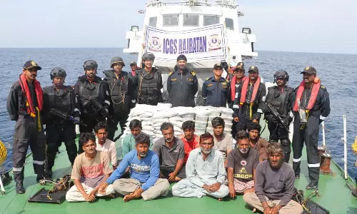 Pakistani boat ,Coast Guard,Pakistani vessel , Indian Coast Guard,latest national news,മയക്കുമരുന്ന് വേട്ട,ഗുജറാത്ത് തീരത്ത് വന്‍ മയക്കുമരുന്ന് വേട്ട,പാക് ബോട്ട് പിടിയില്‍,ഇന്ത്യന്‍ കോസ്റ്റ് ഗാര്‍ഡ്