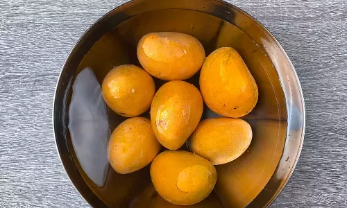 Soaking mangoes in water,Benefits of Soaking Mango in Water Before Eating,മാങ്ങ,മാമ്പഴം കഴിക്കും മുന്‍പ്,മാങ്ങ വെള്ളത്തില്‍ മുക്കിവെക്കുന്നത്,മാങ്ങാക്കാലം,വേനല്‍ച്ചൂട്,