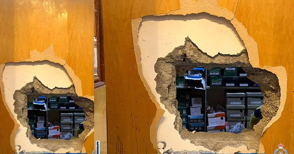 Two Asians arrested in Oman for attempting to steal a gold shop Two Asians arrested in Oman for attempting to steal a gold shop