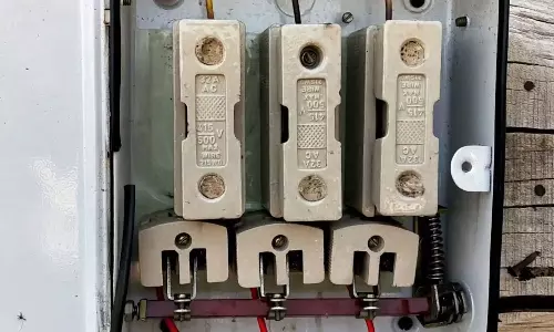 KSEB removes fuse from Cochin corporation zonal office