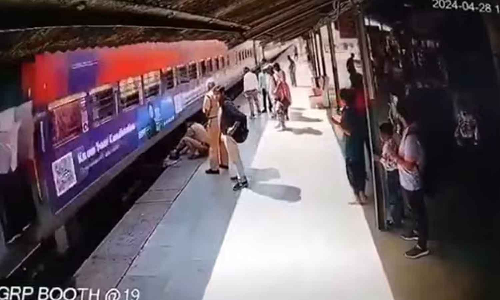 A woman constable saved a man