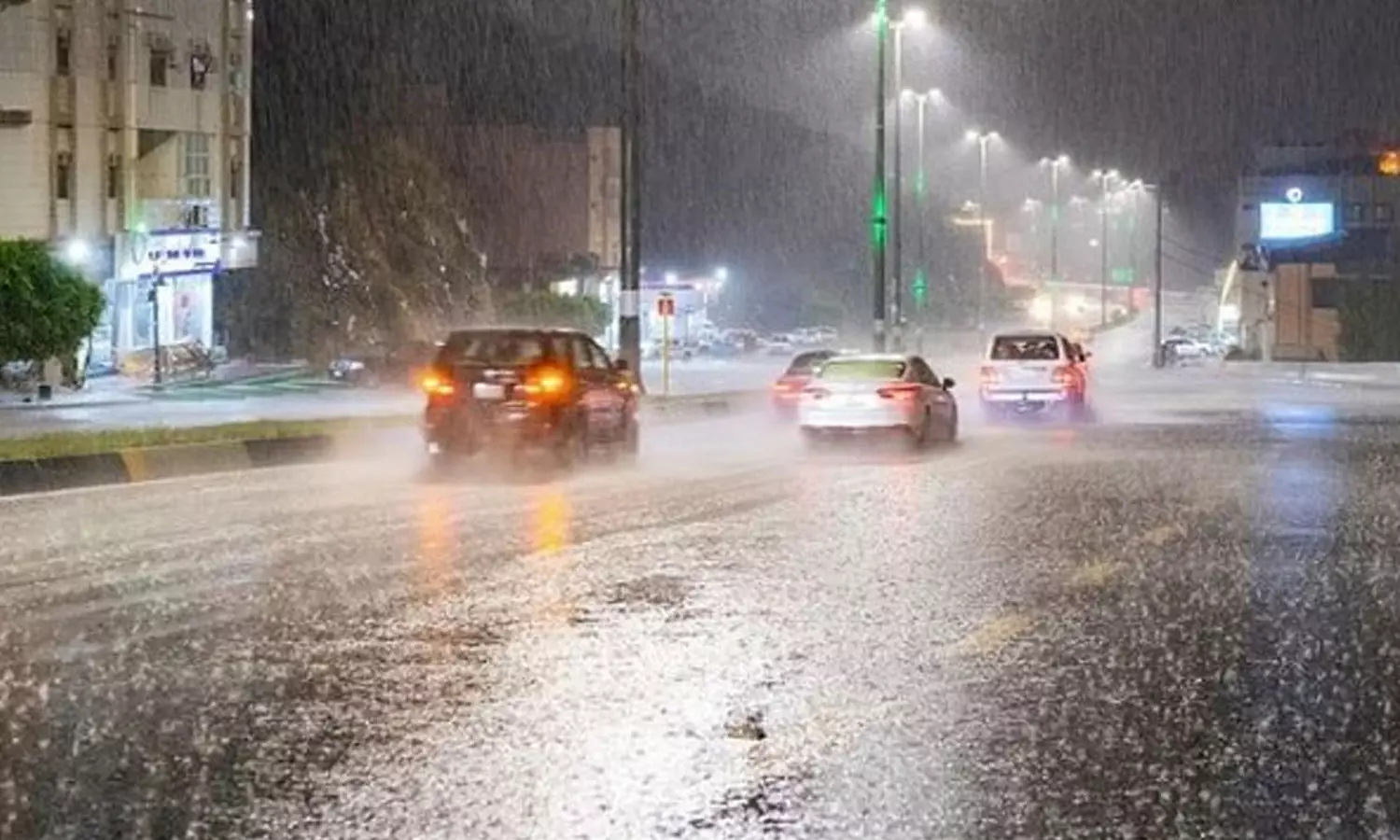 കനത്ത മഴ; സൗദിയുടെ കിഴക്കൻ പ്രവിശ്യയിൽ റോഡുകളും താഴ്ന്ന പ്രദേശങ്ങളും വെള്ളത്തിനടിയിൽ