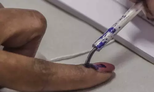 വോട്ടിങ് മഷി പുരട്ടുന്ന ജോലി ചെയ്ത വിദ്യാർഥിനിയുടെ കൈവിരലിൽ പഴുപ്പ് ബാധിച്ച് ഗുരുതരാവസ്ഥയിൽ