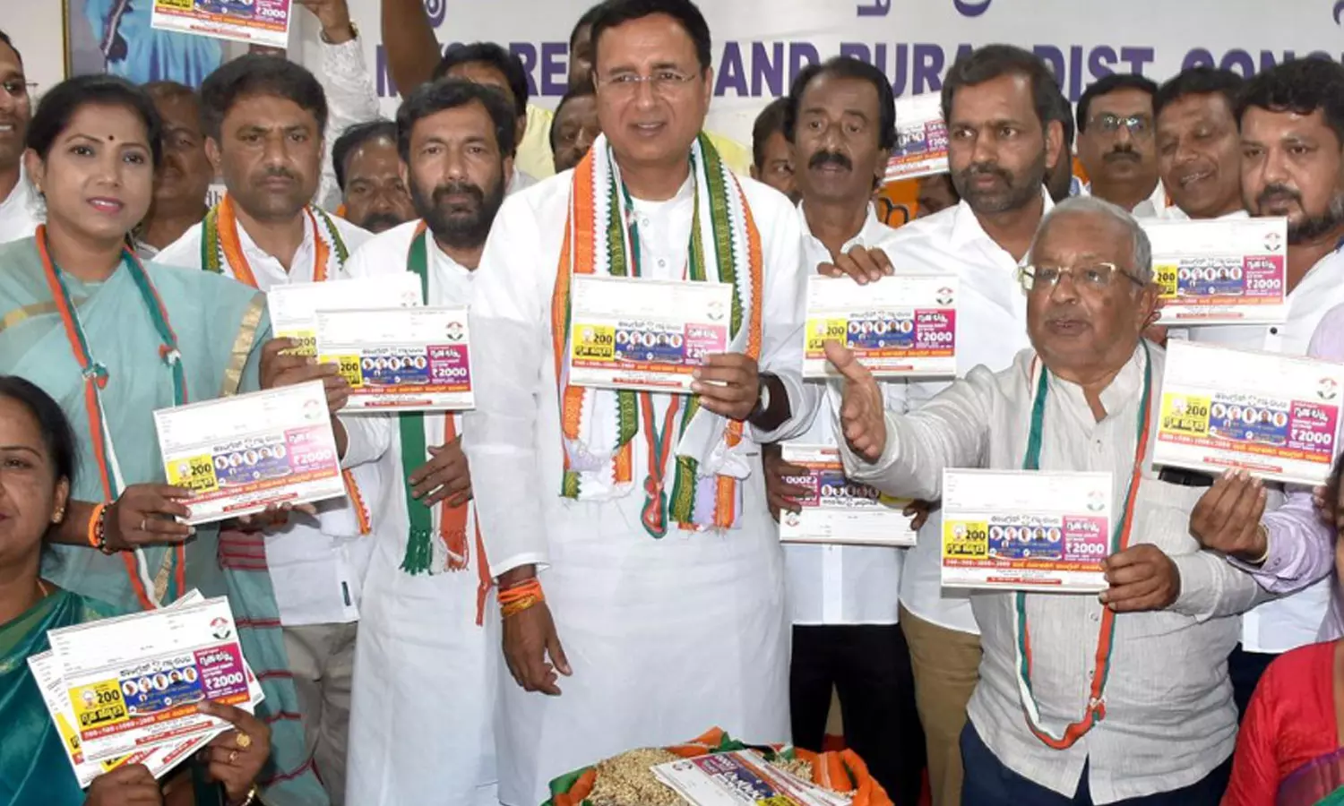 The Election Commission has taken action on Congresss guarantee card, loksabha election 2024, bjp, latest news