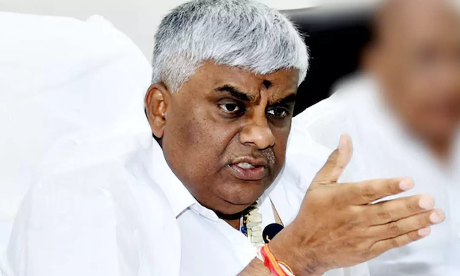 ലൈംഗികാരോപണം: ഇരകളിലൊരാളെ തട്ടിക്കൊണ്ടുപോയതായി പരാതി; എച്ച്.ഡി രേവണ്ണക്കെതിരെ വീണ്ടും കേസ് ലൈംഗികാരോപണം: ഇരകളിലൊരാളെ തട്ടിക്കൊണ്ടുപോയതായി പരാതി; എച്ച്.ഡി രേവണ്ണക്കെതിരെ വീണ്ടും കേസ്