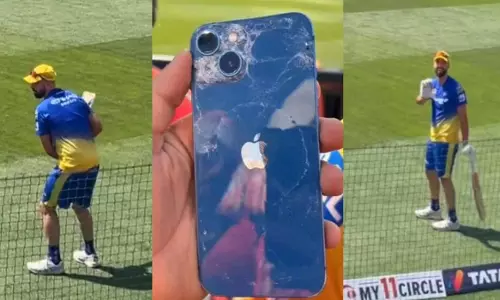 പൊട്ടിയ ഐഫോണിന് പകരം മിച്ചലിന്റെ സമ്മാനം; അത്ഭുതപ്പെട്ട് ആരാധകൻ-വീഡിയോ