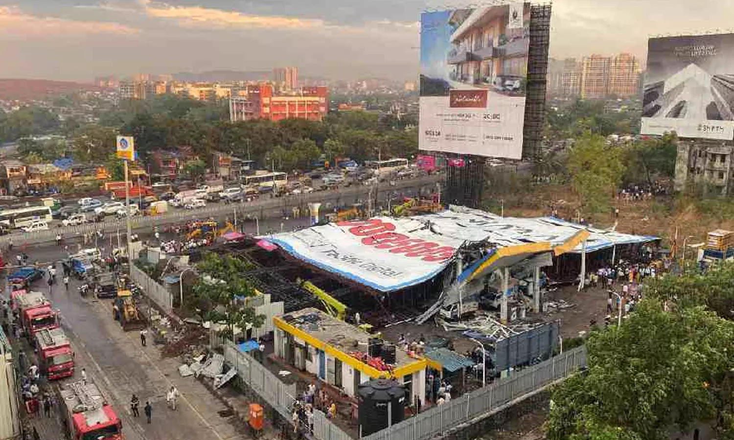 Mumbai hoarding collapse: 8 dead Mumbai hoarding collapse: 8 dead