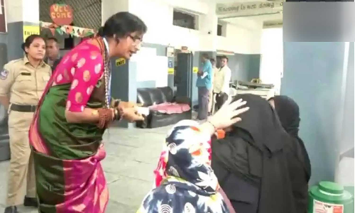 പോളിങ് ബൂത്തിൽ സ്ത്രീകളുടെ ബുർഖ അഴിപ്പിച്ച് മാധവി ലത; പൊലീസിനെ കാഴ്ചക്കാരാക്കി ബി.ജെ.പി സ്ഥാനാര്‍ഥിയുടെ പരിശോധന