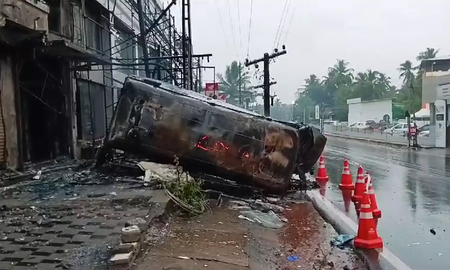 കോഴിക്കോട്ട്  ആംബുലൻസിന് തീപിടിച്ച് രോഗി വെന്തുമരിച്ചു