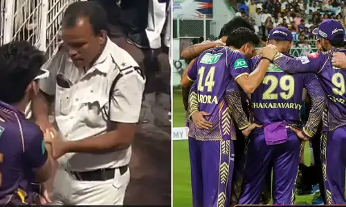 ഗ്യാലറിയിലേക്കടിച്ച പന്ത് മോഷ്ടിക്കാൻ ശ്രമം; കൊൽക്കത്തൻ ആരാധകന് പിന്നീട് സംഭവിച്ചത്-വീഡിയോ ഗ്യാലറിയിലേക്കടിച്ച പന്ത് മോഷ്ടിക്കാൻ ശ്രമം; കൊൽക്കത്തൻ ആരാധകന് പിന്നീട് സംഭവിച്ചത്-വീഡിയോ