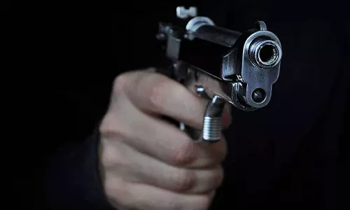 കവർച്ചക്കാരെ നേരിടാൻ ശ്രമിക്കുന്നതിനിടെ വെടിയേറ്റ് യുവതിക്ക് ദാരുണാന്ത്യം; ഭർത്താവ് ​ഗുരുതരാവസ്ഥയിൽ