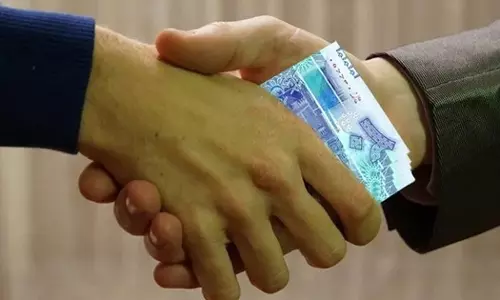 വിസ ഇടപാട് വേഗത്തിലാക്കാൻ കൈക്കൂലി: കുവൈത്തിൽ റസിഡൻസി അഫയേഴ്‌സ് ജീവനക്കാരിക്ക് നാല് വർഷം തടവ്