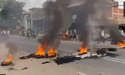 മൂന്നുവയസുകാരന്റെ മൃതദേഹം സ്കൂളിന്റെ ഓടയിൽ; രോഷാകുലരായ കുടുംബം സ്കൂളിന് തീയിട്ടു മൂന്നുവയസുകാരന്റെ മൃതദേഹം സ്കൂളിന്റെ ഓടയിൽ; രോഷാകുലരായ കുടുംബം സ്കൂളിന് തീയിട്ടു